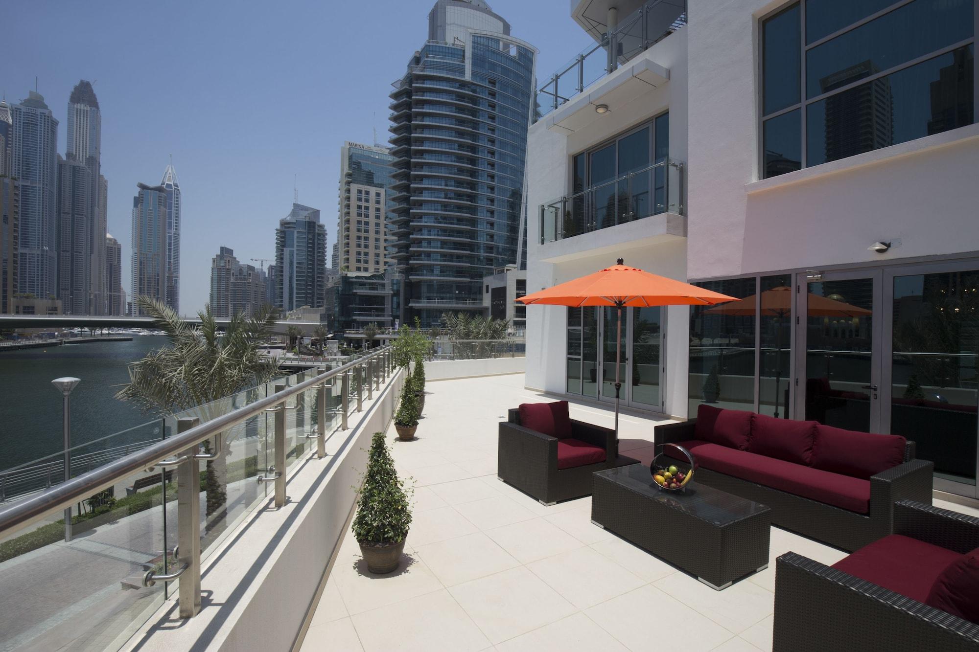 La Verda Suites And Villas Dubai Marina ภายนอก รูปภาพ A balcony in Dubai