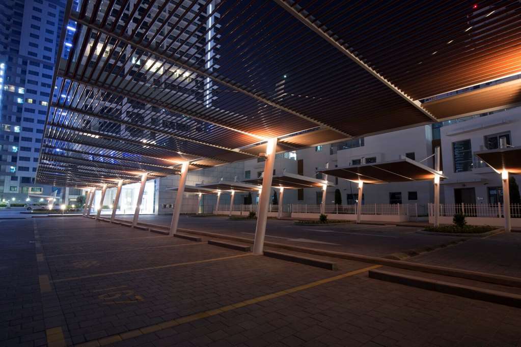 La Verda Suites And Villas Dubai Marina สิ่งอำนวยความสะดวก รูปภาพ The parking lot at the hospital