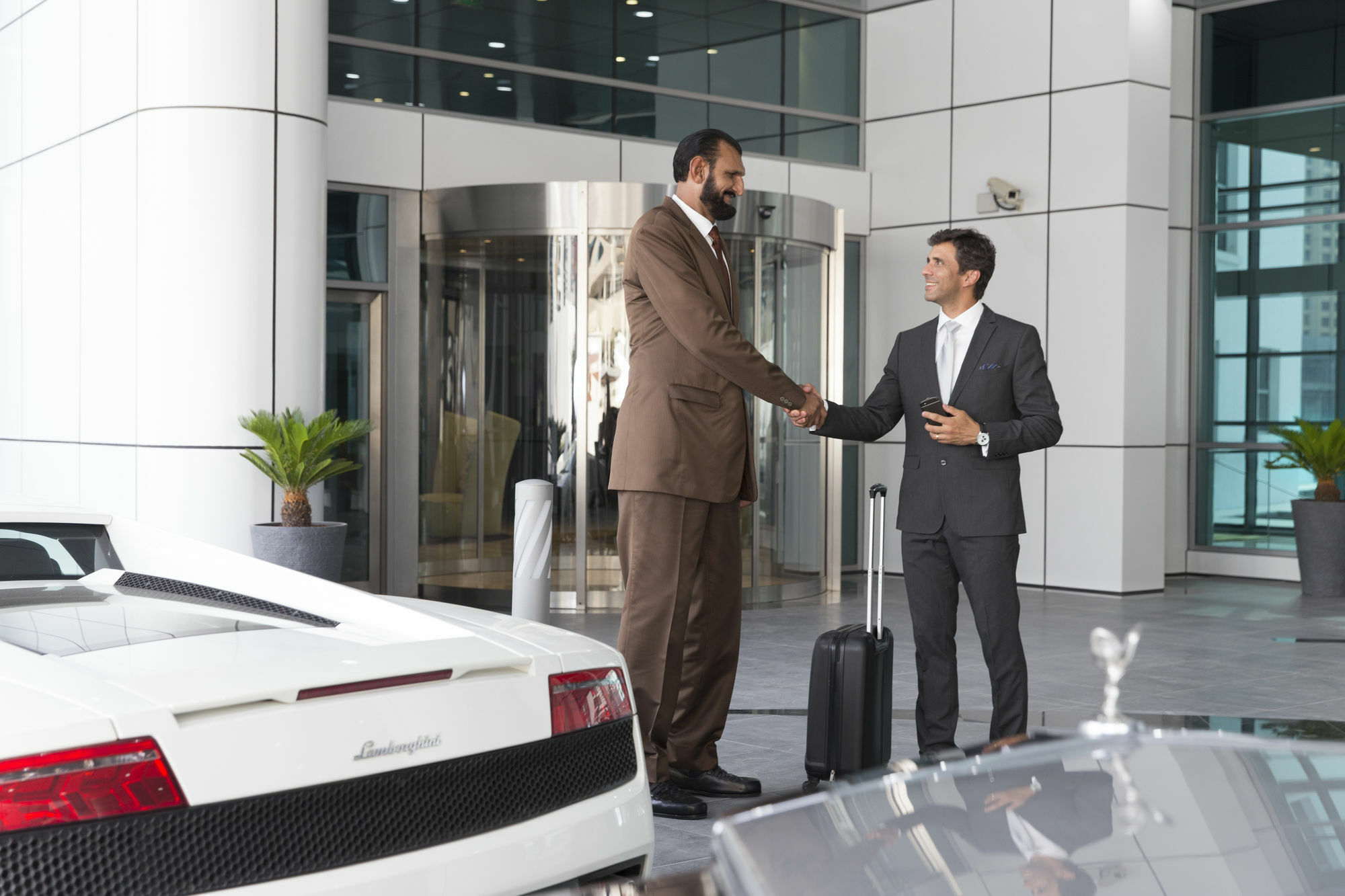 La Verda Suites And Villas Dubai Marina ภายนอก รูปภาพ A chauffeur greeting a passenger at an airport