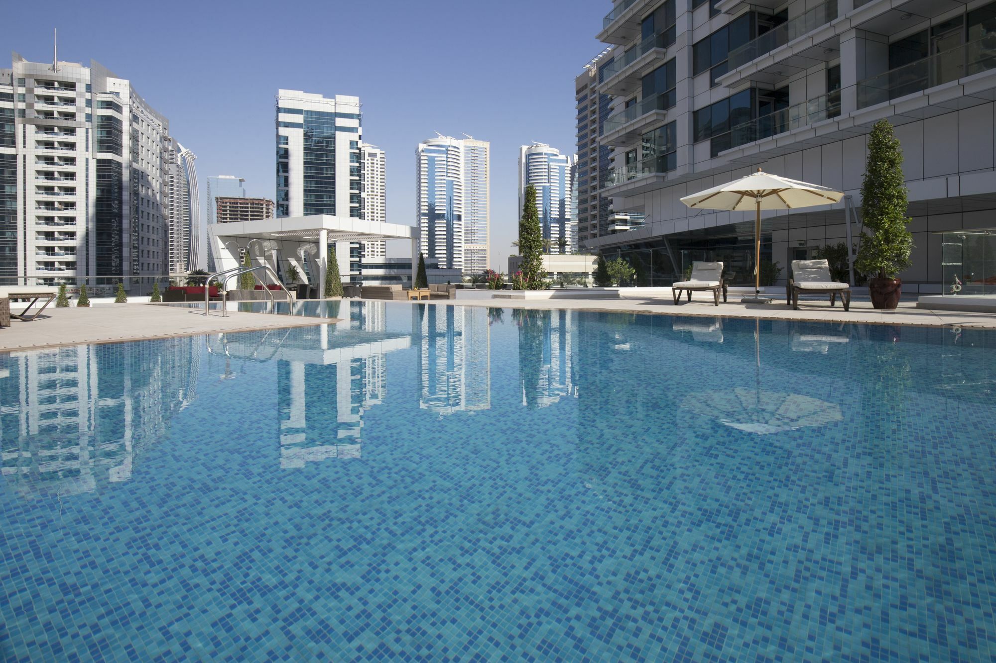 La Verda Suites And Villas Dubai Marina ภายนอก รูปภาพ Residential complex in the city