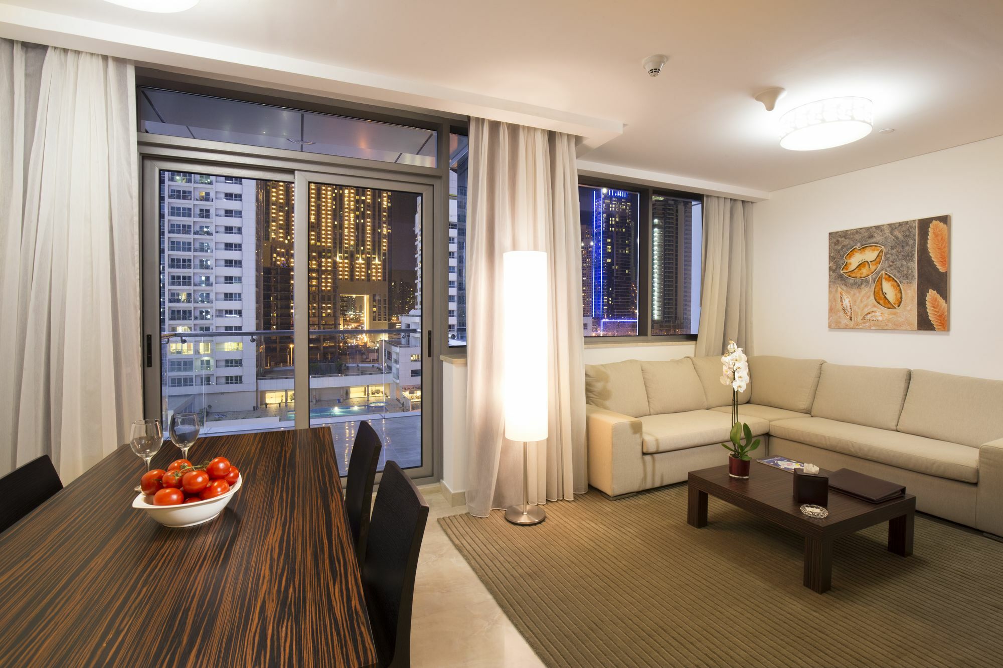 La Verda Suites And Villas Dubai Marina ภายนอก รูปภาพ A living room in a serviced apartment in Dubai, United Arab Emirates