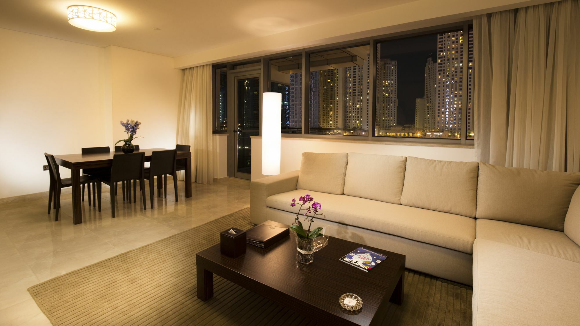 La Verda Suites And Villas Dubai Marina ภายนอก รูปภาพ A living room in a serviced apartment in Hong Kong